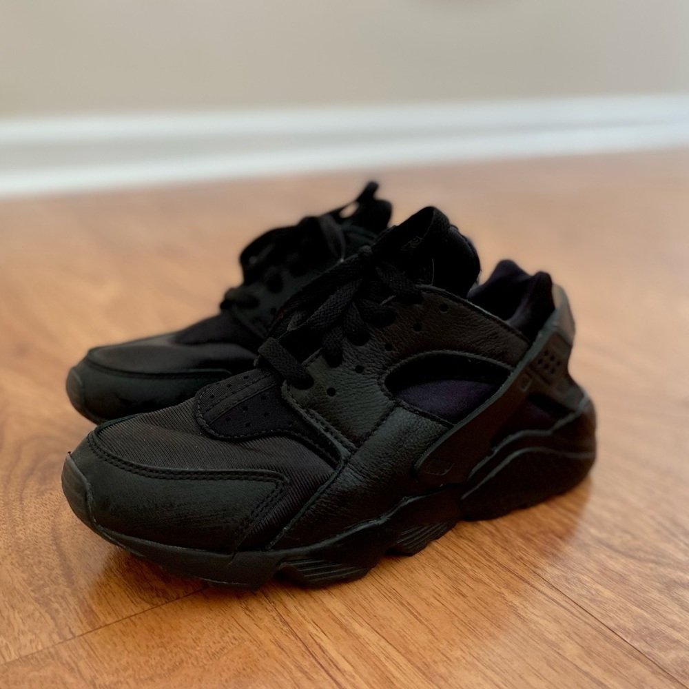 Women’s Nike Air Huarache - Size 7.5